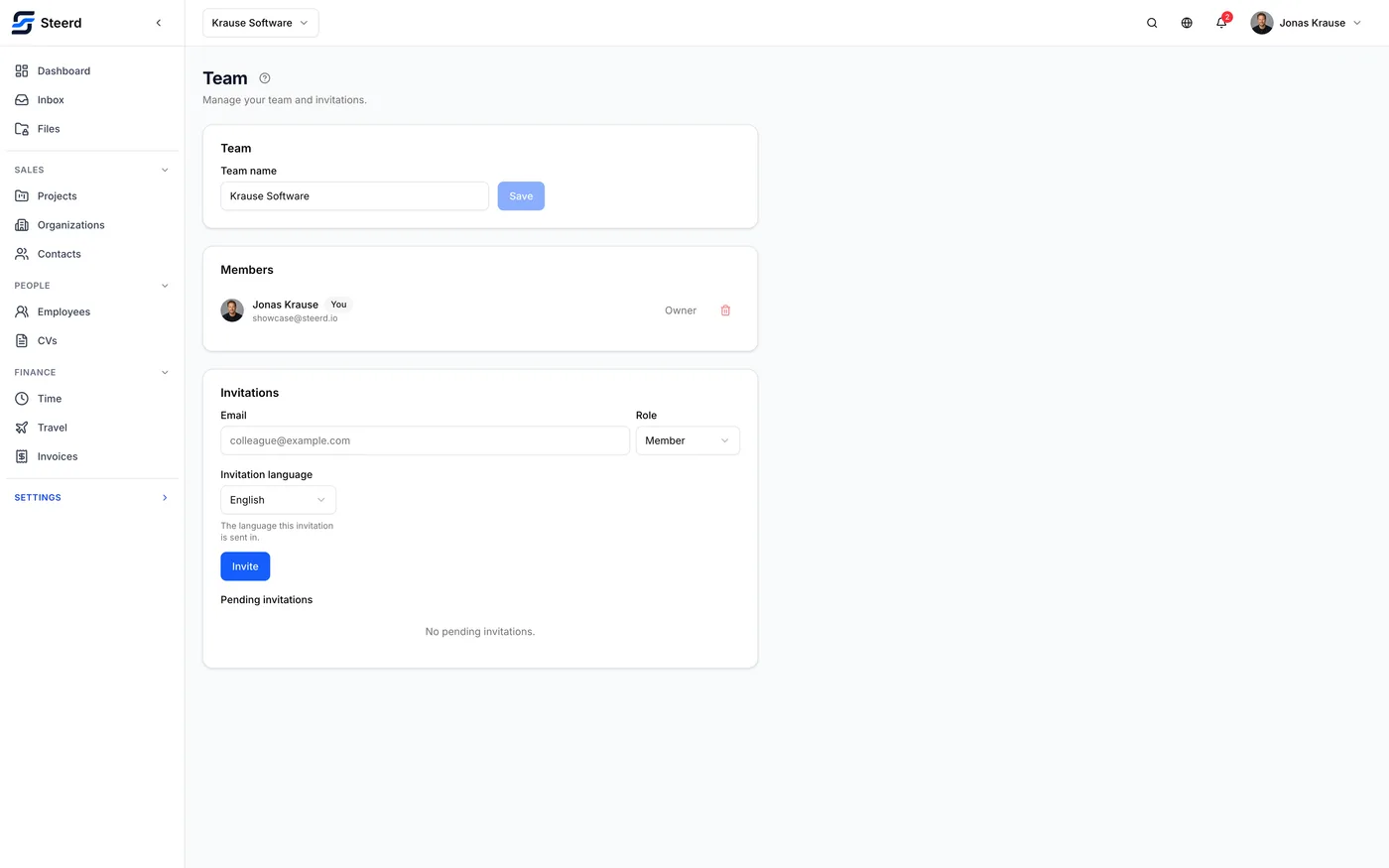 The team screen, listing members with their roles alongside pending invitations.